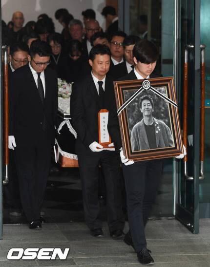 韩国演员金柱赫于今日出殡,车太贤、李准基、文根英等人到场送别