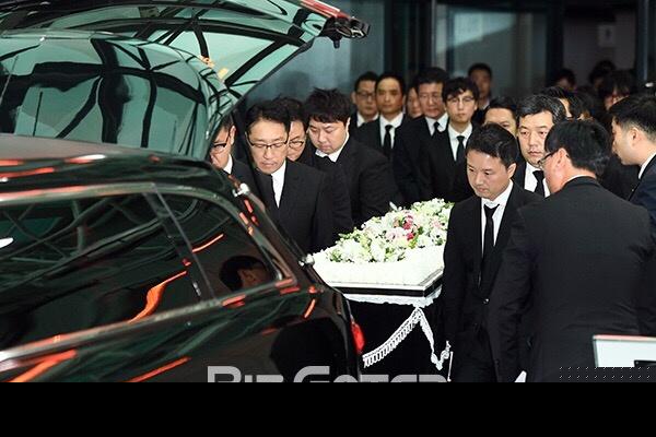 韩国演员金柱赫于今日出殡,车太贤、李准基、文根英等人到场送别