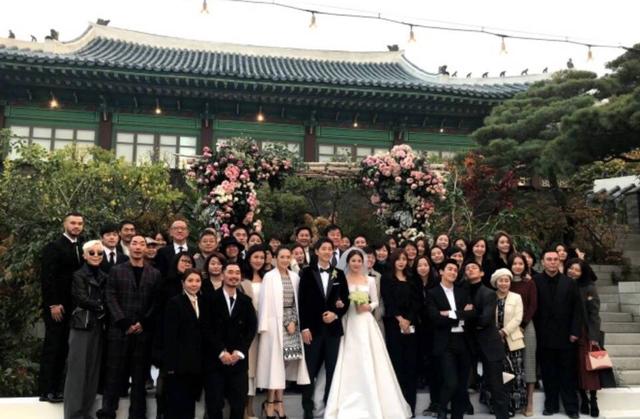 章子怡穿白衣参加婚礼被批，触犯韩国禁忌，网友：有点太高调了