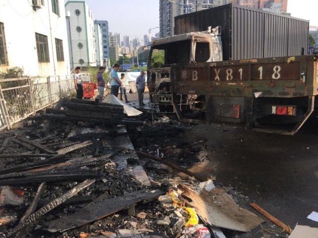 深圳龙华一男子随手扔个烟头 两辆货车被烧成“骨架”