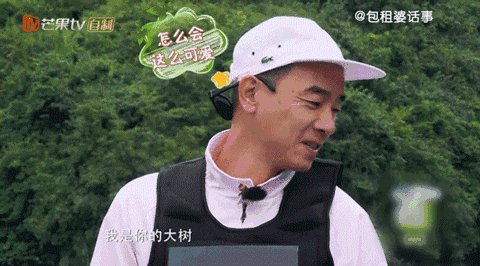 陈小春看到小泡芙,一直是迷弟般的围笑,仿佛看到了当年的吴镇宇