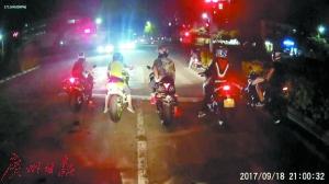 广东中山12名男子深夜飙车被抓 摩托时速219公里