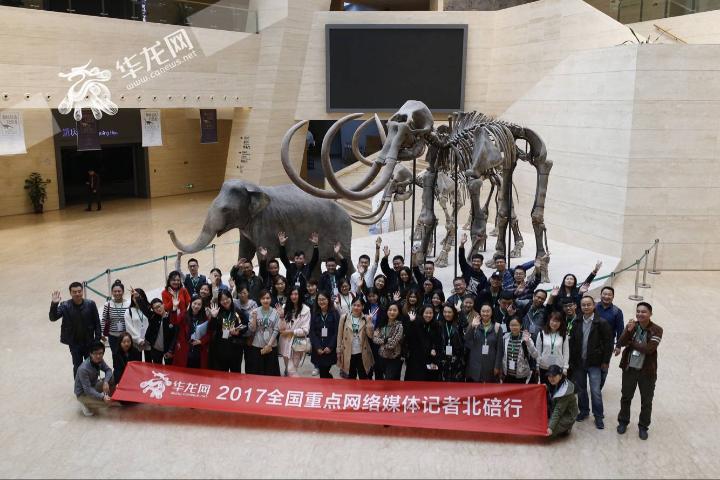 记者们集体来到重庆自然博物馆参访。记者 石涛 摄.jpg