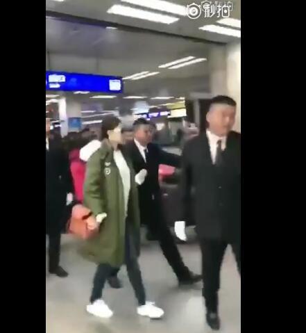 熊黛林挺孕肚到哈尔滨看雪，却被网友爆料在机场耍大牌！