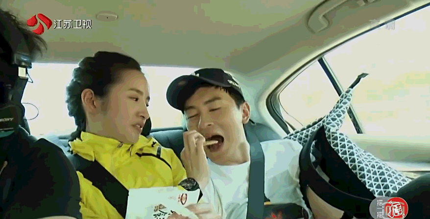 郑元畅林依晨一起录节目郑元畅要吃依晨咬过的饼干已婚的依晨一脸尴尬