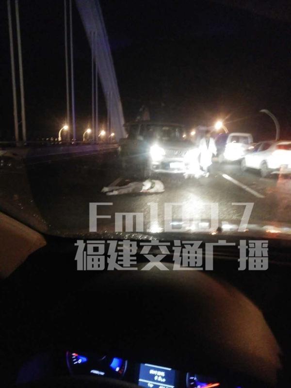 突发！今晨福州湾边大桥上发生车祸，一电动车骑手疑似被撞身亡