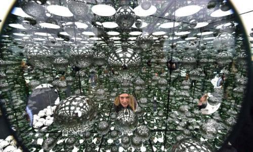 日本艺术家草间弥生打造“无限镜室”  融合各种发光物体让人眼花