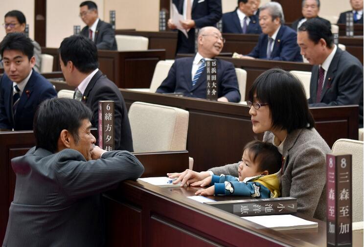 日本女议员绪方夕佳带孩子参加议会对吗？耽误开会被批添麻烦