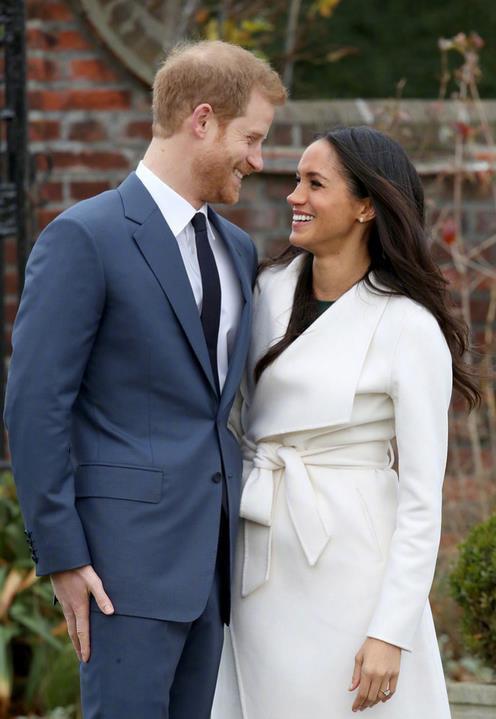 哈里王子与女友宣布订婚后首亮相 两人预计明年春天举行婚礼