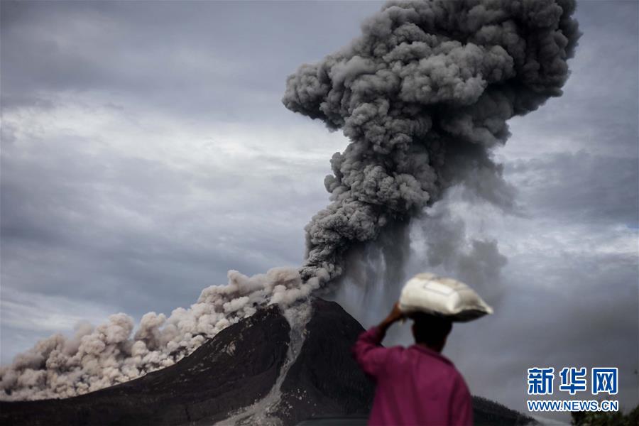 印尼锡纳朋火山喷发 浓烟盖日场面壮观
