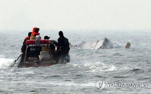 韩撞船事故海警连夜搜救 13人死亡未找到2名失踪者