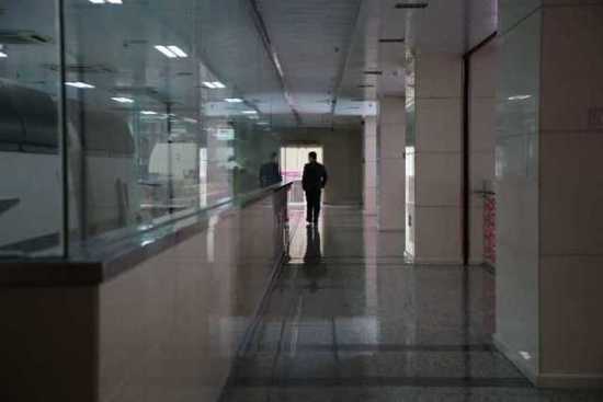 90后小伙做葬礼策划师 月入万元从不主动与人握手