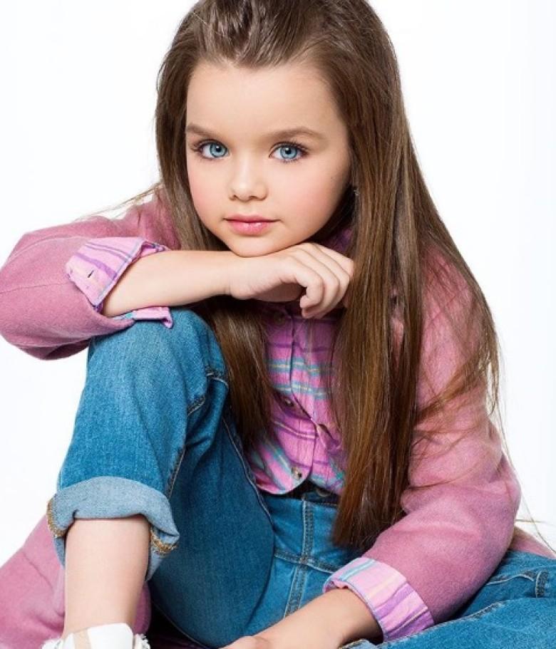 6岁小模特被誉为“地球上最漂亮女孩” 酷似洋娃娃