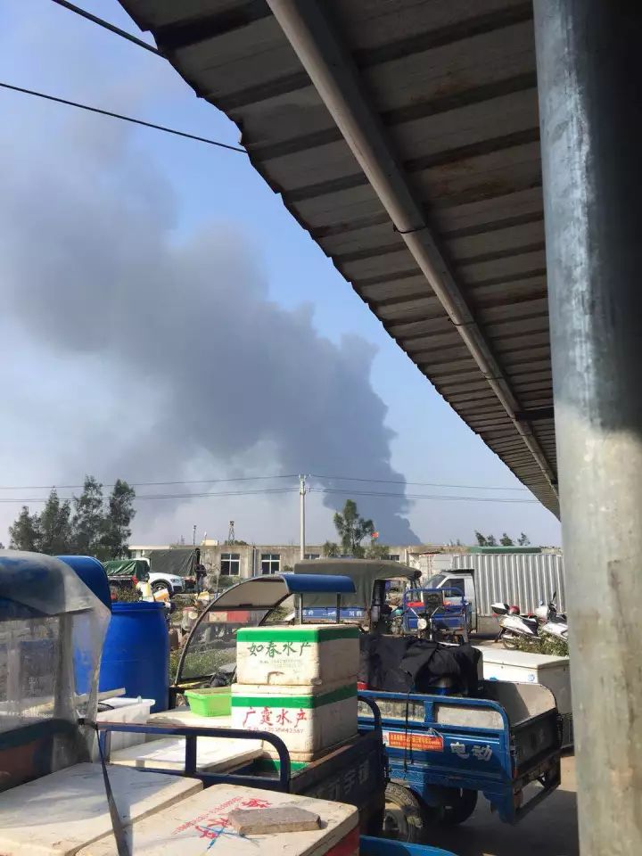 突发！长乐机场附近冒起浓浓黑烟！！！两三公里外就闻到臭味儿…