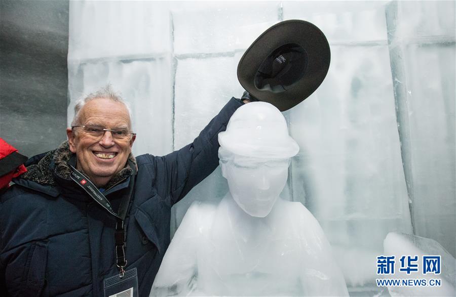 瑞士少女峰：卓别林儿子和英国冰雕师揭幕冰雕纪念卓别林