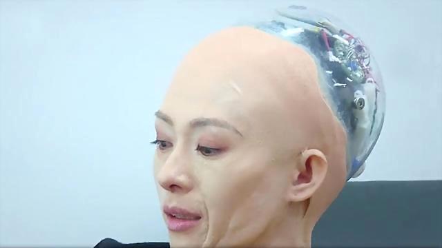 《演员的诞生》章子怡化身机械姬 光头造型独特