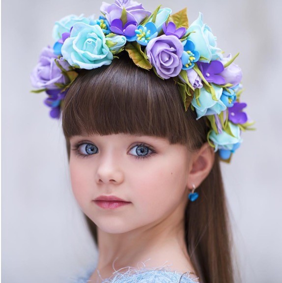 俄罗斯6岁小模特被评为“世界最美少女” 粉丝8天突破60万