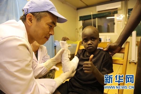 中国赴南苏丹维和医疗队紧急救治难民营受伤儿童