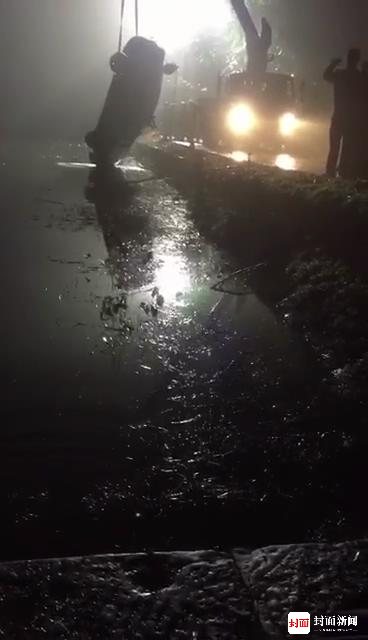 四川资阳一司机驾车刚出家门坠入堰塘 5人遇难