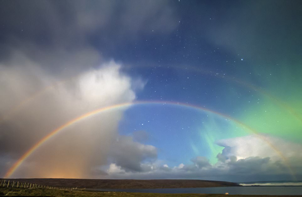 苏格兰夜空现绝美双“月虹” 唯美梦幻难以置信