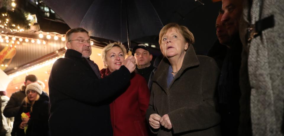 德国总理默克尔拜访遭恐袭圣诞市场 司法部长马斯承诺提高补偿