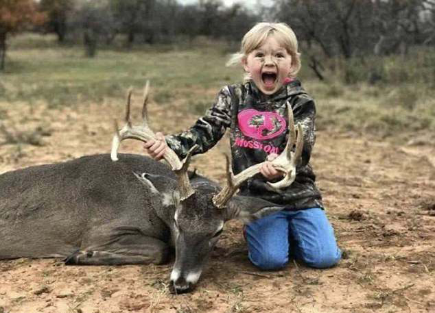 美国女猎手再掀争议 鼓励儿童与猎物合影遭谴责（2）