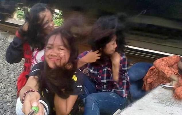 惊险瞬间！印尼16岁女孩和朋友铁轨自拍险丧命