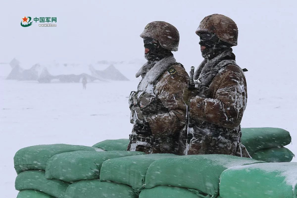 这就是中国军人！海拔4700米，漫天风雪中“两青松”