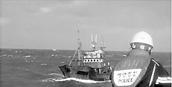 韩海警射200发子弹驱赶中国渔船 中方：希望韩妥善处理相关问题