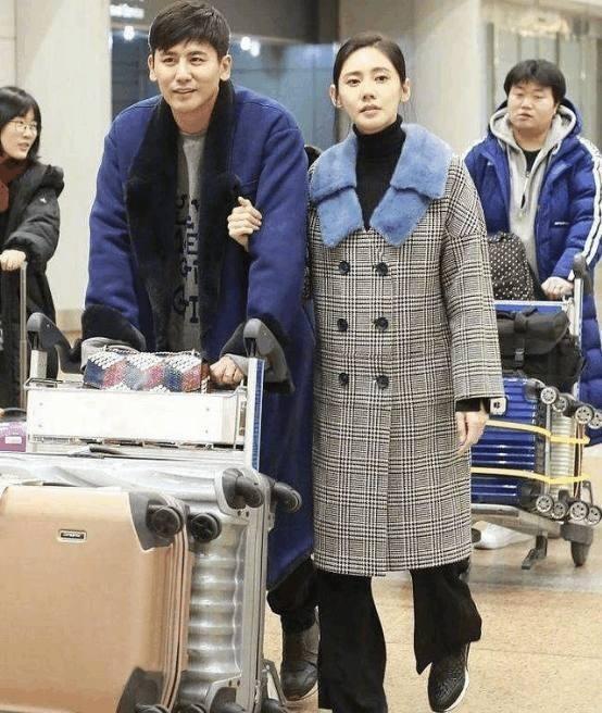 韩国媳妇秋瓷炫与丈夫于晓光现身机场,38岁秋瓷炫素颜