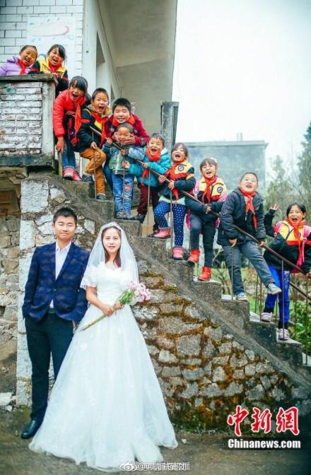 乡村教师在村小学拍婚纱照 网友：最美的婚纱照
