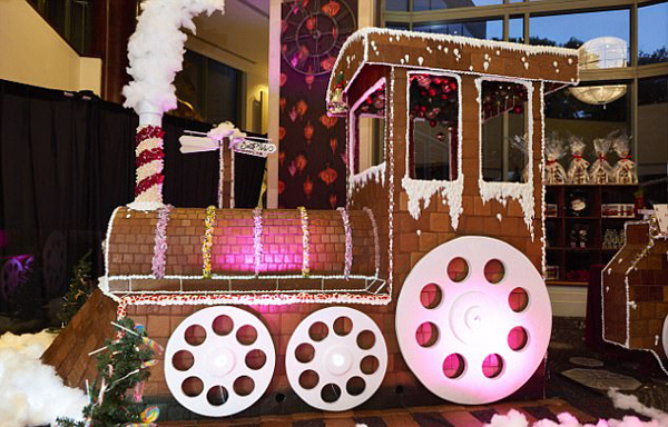 澳糕点师为营造圣诞气氛 霸气打造4米长姜饼火车