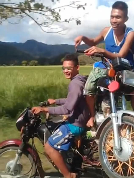 菲律宾两男子骑摩托上演叠罗汉杂技