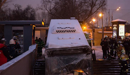 莫斯科一公交车冲入地下通道致5人死亡