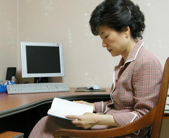韩国前总统朴槿惠拒绝为李在镕出庭作证 狱中安心看漫画