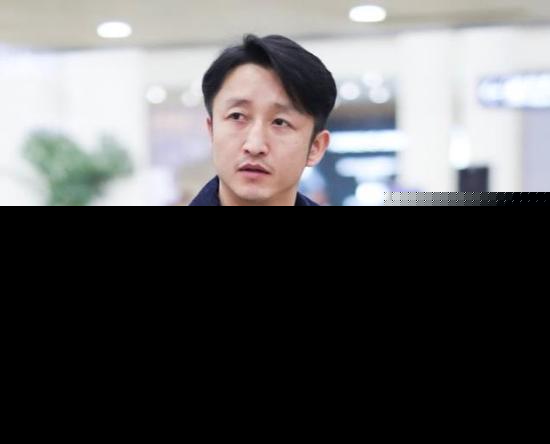 邹市明突然现身机场，这眼睛不是啥事没有吗？这点破事为啥越描越黑？