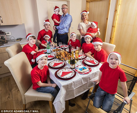 英国夫妇连生十胎男孩 组成最独一无二的家庭