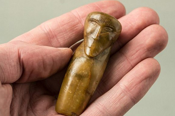 最古老玩具：西伯利亚古墓现4500年前玩偶雕像