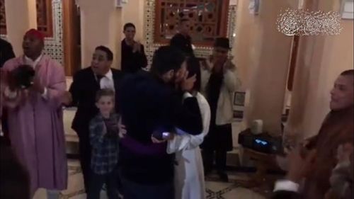 郑佩佩晒女儿原子惠被求婚视频，原子惠与未婚夫甜蜜热吻