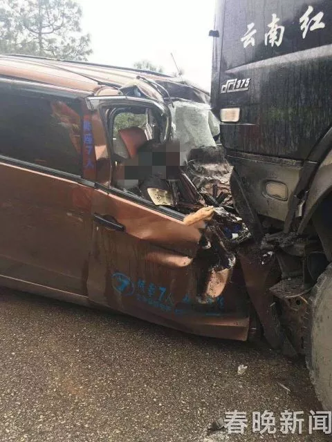 云南曲靖一大货车与面包车相撞致4死1伤 现场画面惨烈