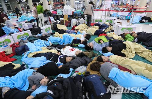 韩国济州遭暴雪袭击 2500名滞留游客被迫机场打地铺
