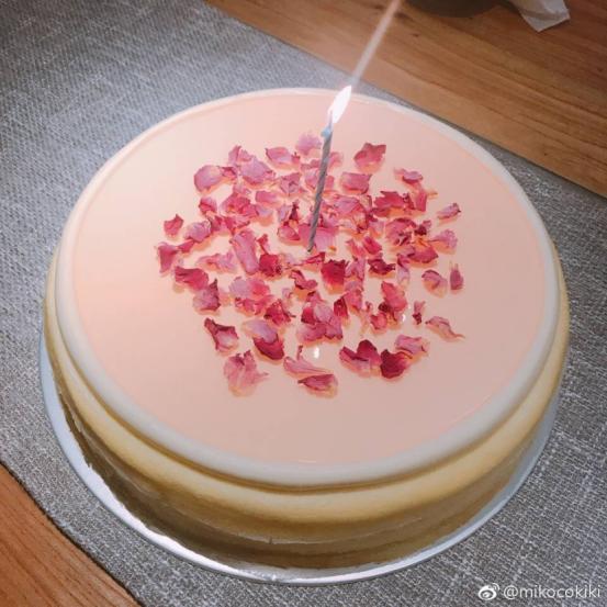 杨颖黄晓明儿子一岁生日！夫妇俩只请几个朋友，连蛋糕都很简单！