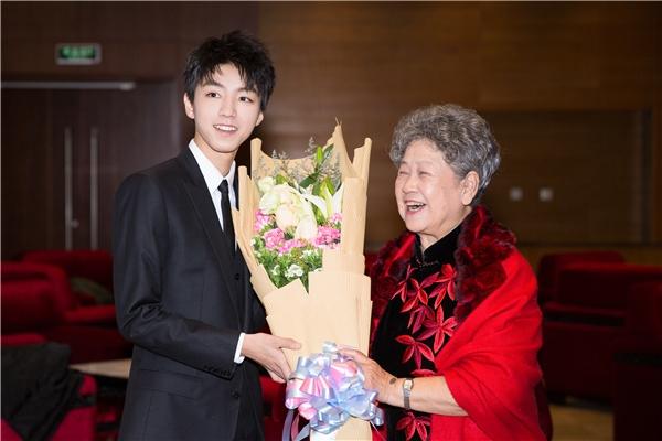 王俊凯为老艺术家鲜花，成唯一坐主桌青年演员，爷爷奶奶都喜欢他