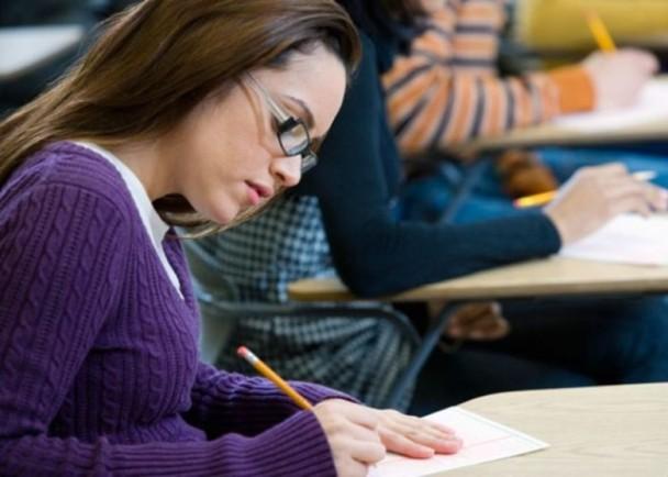 牛津考试为缩小男女成绩差距 破天荒给女学生获较多时间作答 