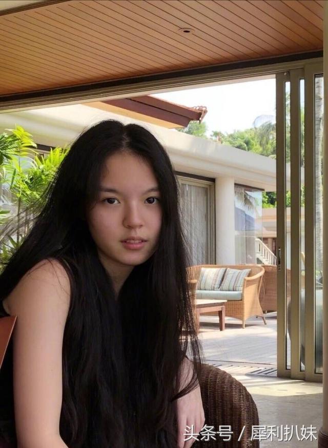 李咏16岁女儿近照曝光，整了牙，割了双眼皮，差点认不出来！