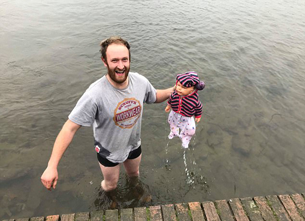 英国男子冲入冰冷湖中救出婴儿 发现其竟是玩
