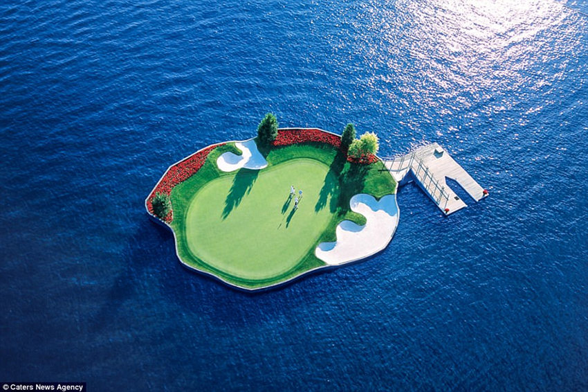 世界唯一漂浮高尔夫球场 风景如画每年要捡2.8万个球