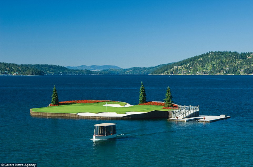 世界唯一漂浮高尔夫球场 风景如画每年要捡2.8万个球