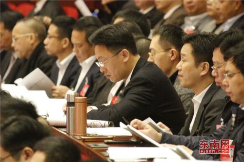 省政协十二届一次会议举行第二次大会 进行大会发言