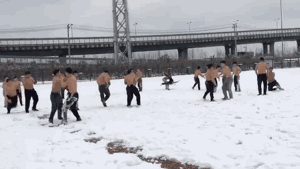 杭州：一群小伙光膀子在雪地里摔跤视频爆红 看着都冷！